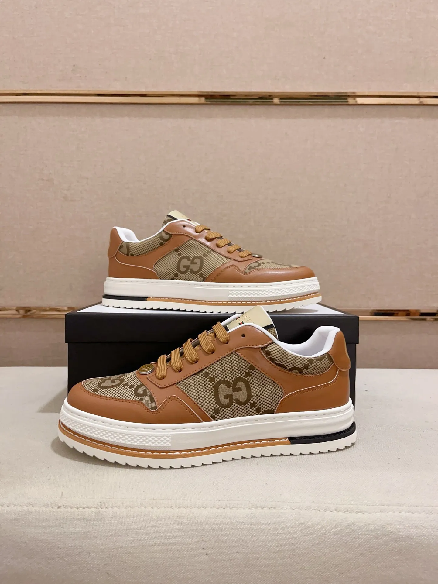 Men's shoes💰 420💰【gucci】Gucci men's latest series of casual shoes! The official website is built 1:1. The upper is made of imported high-quality cowhide, and the lining is made of high-quality sheepskin, which is soft and comfortable. Picky selection of materials and exquisite workmanship give you the best enjoyment. Number of yards: 38-44 yards. (Can be customized for 45 non-refundable)
